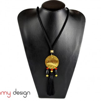 Necklace designed with round pendant and black stone